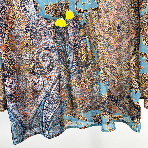 Bluză de damă largă din tul cu model colorat