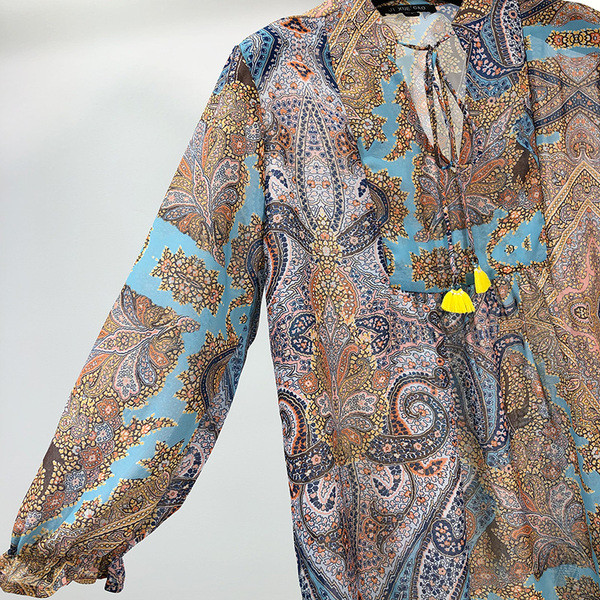 Bluză de damă largă din tul cu model colorat