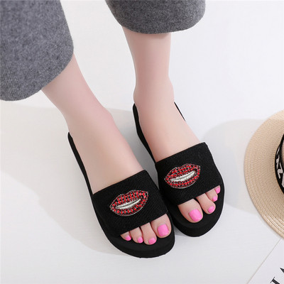 Papuci moderni de dama cu talpa inalta si aplicatii diverse