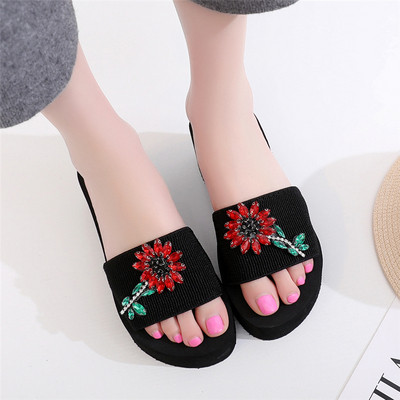 Papuci moderni de dama cu talpa inalta si aplicatii diverse