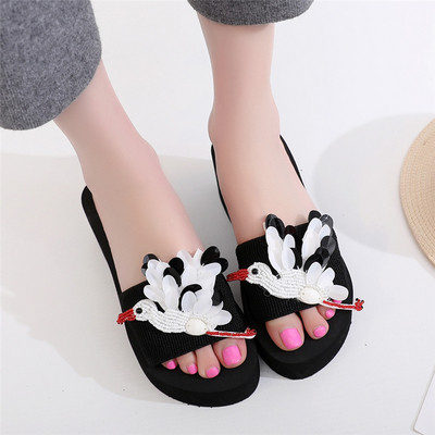 Papuci moderni de dama cu talpa inalta si aplicatii diverse