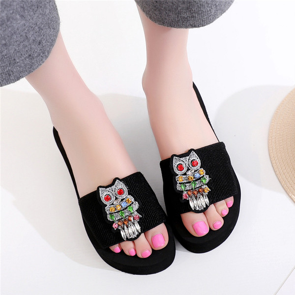 Papuci moderni de dama cu talpa inalta si aplicatii diverse