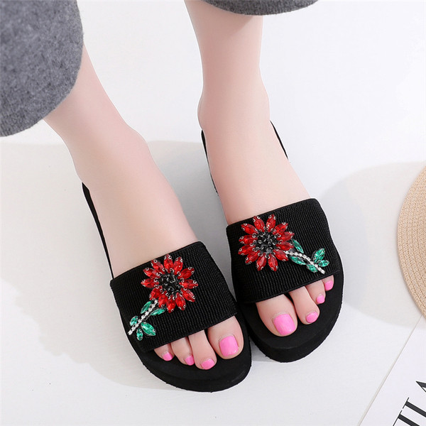 Papuci moderni de dama cu talpa inalta si aplicatii diverse