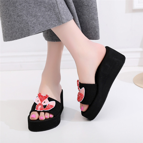 Papuci moderni de dama cu talpa inalta si aplicatii diverse