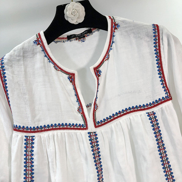 Fehér színű női blúz, hímzéssel