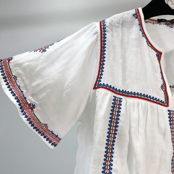 Fehér színű női blúz, hímzéssel