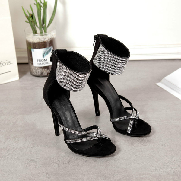 Sandale de damă elegante, de culoare neagră, cu tocuri înalte și pietre