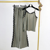 Pantaloni de dama cu dantela sau maiou cu bretele subtiri si dantela