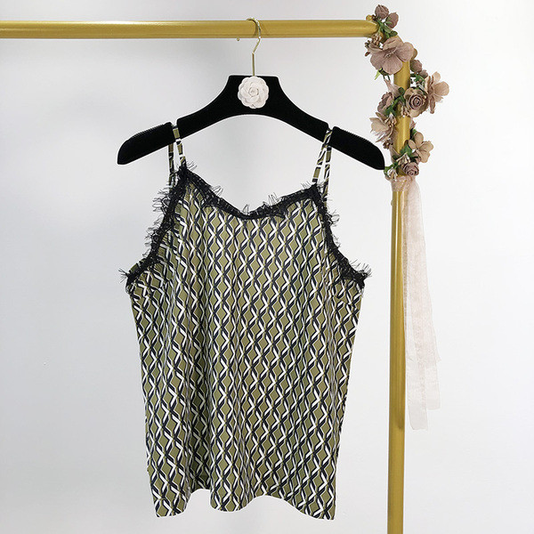 Pantaloni de dama cu dantela sau maiou cu bretele subtiri si dantela