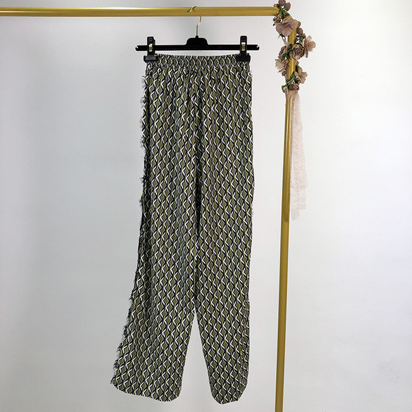 Pantaloni de dama cu dantela sau maiou cu bretele subtiri si dantela