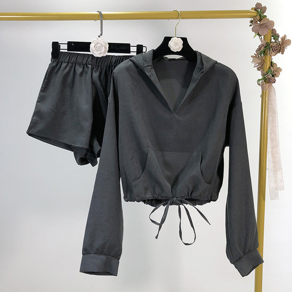 Divatos női rövidnadrág vagy pulóver fekete színben