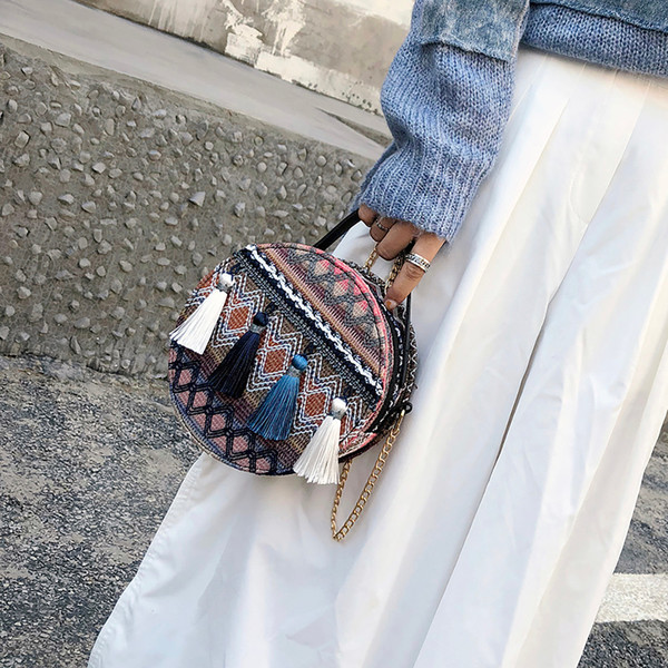 Modern női táska kerek formában, két színben cipzárral