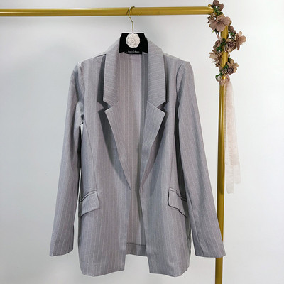 Дамско раирано сако в сив цвят