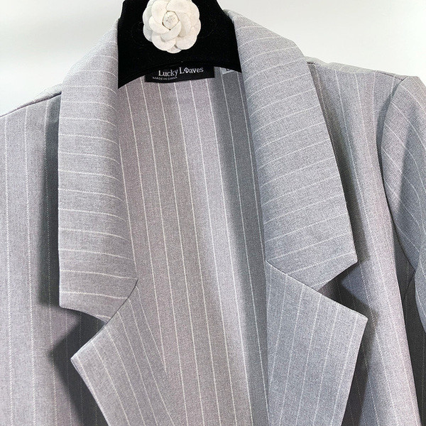 Női csíkos kabát szürke színben