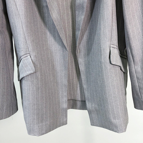 Női csíkos kabát szürke színben