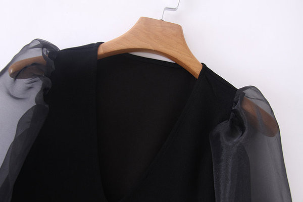 Bluză de damă elegantă cu decolteu în V de culoare neagră