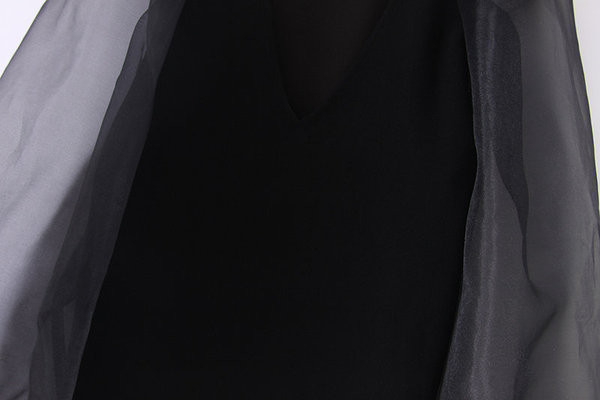 Bluză de damă elegantă cu decolteu în V de culoare neagră