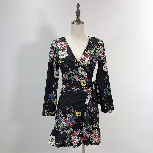 Hosszú ujjú ruha és derékkötő virágmintával