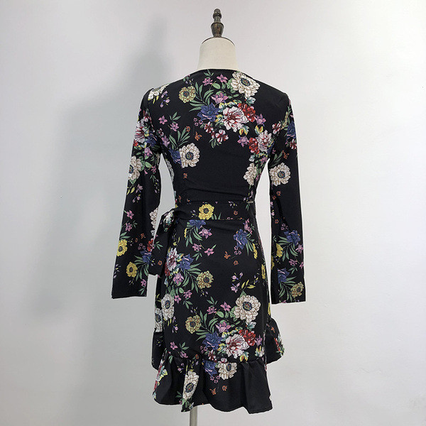 Hosszú ujjú ruha és derékkötő virágmintával