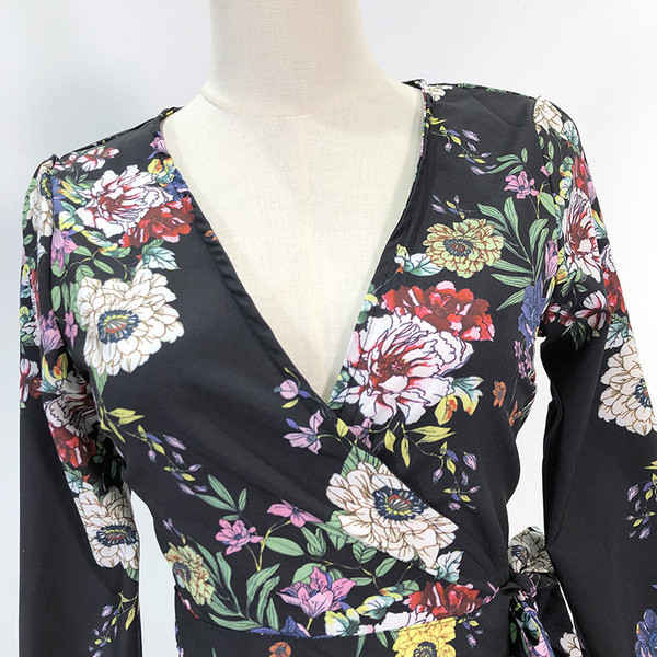 Hosszú ujjú ruha és derékkötő virágmintával