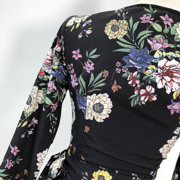 Hosszú ujjú ruha és derékkötő virágmintával