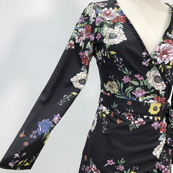 Hosszú ujjú ruha és derékkötő virágmintával