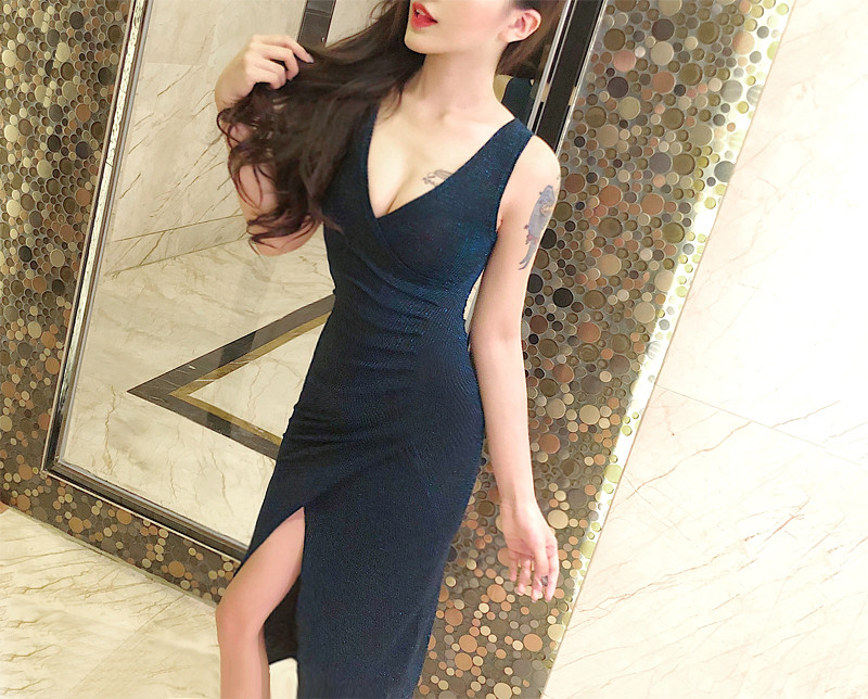 Modern női ruha fekete színben, hasítékkal