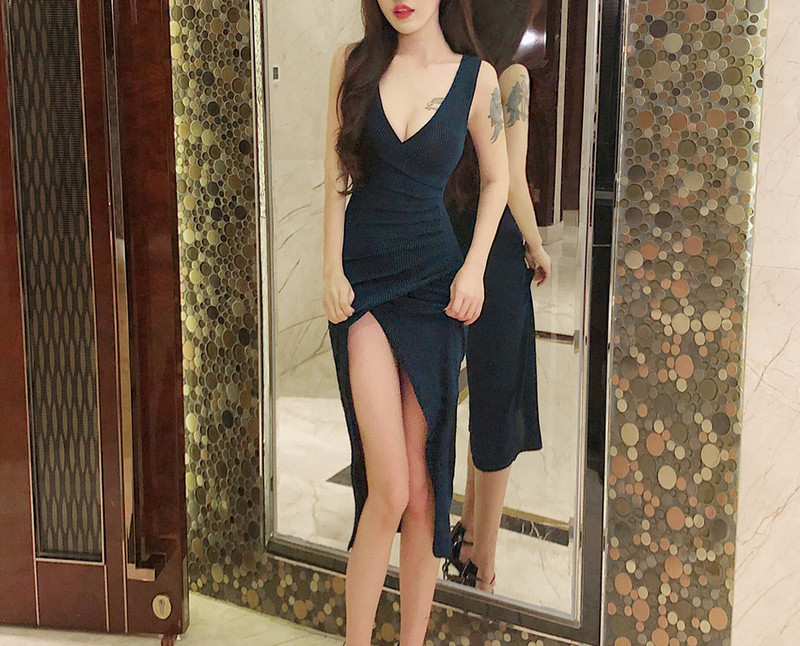 Modern női ruha fekete színben, hasítékkal