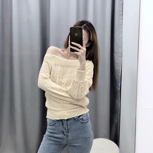 Pulover de dama model nou cu umerii goi de culoare bej