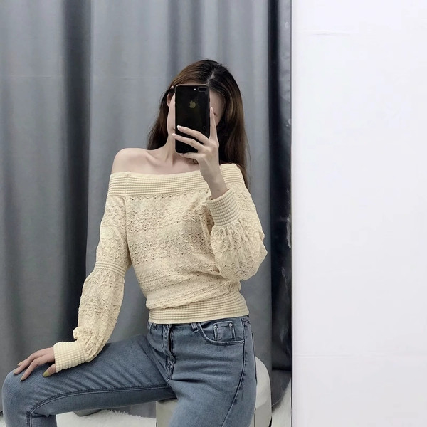 Pulover de dama model nou cu umerii goi de culoare bej