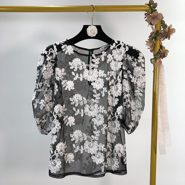 Női tüllblúz fekete színben, hímzéssel