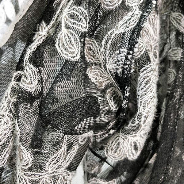 Női tüllblúz fekete színben, hímzéssel