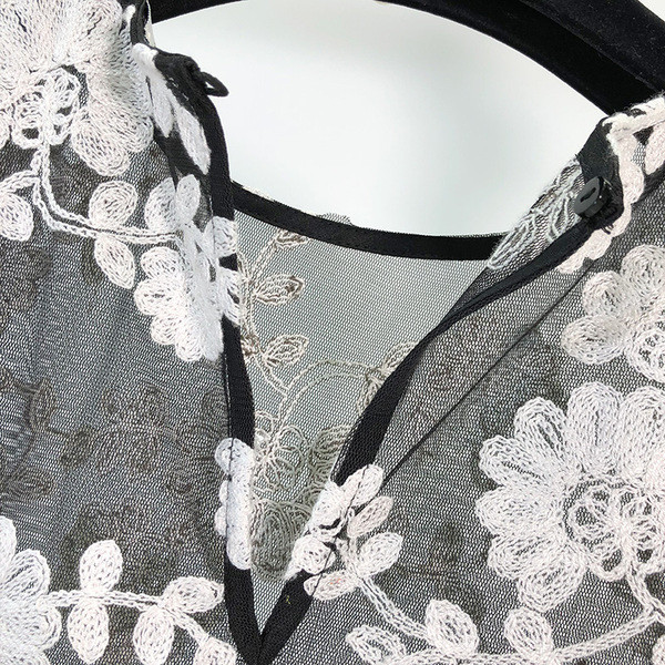 Női tüllblúz fekete színben, hímzéssel