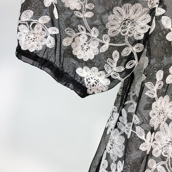 Női tüllblúz fekete színben, hímzéssel