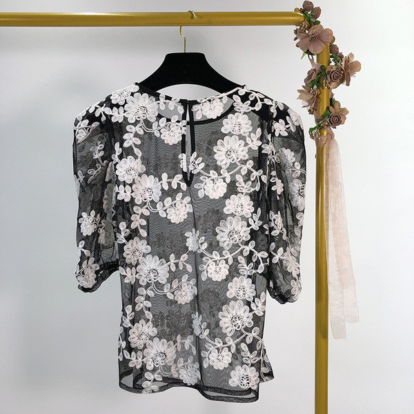 Női tüllblúz fekete színben, hímzéssel