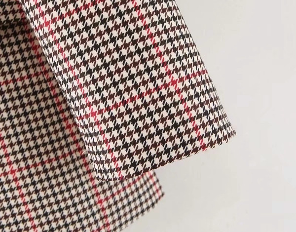 Geaca dama in carouri model lat cu guler in forma de V