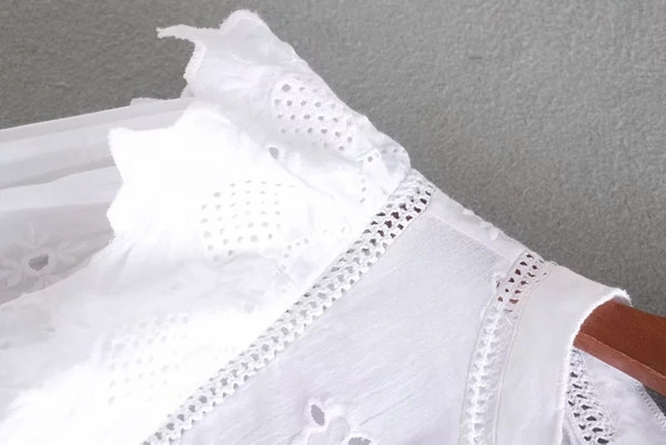 Cămașă elegantă de damă cu mâneci lungi, în alb