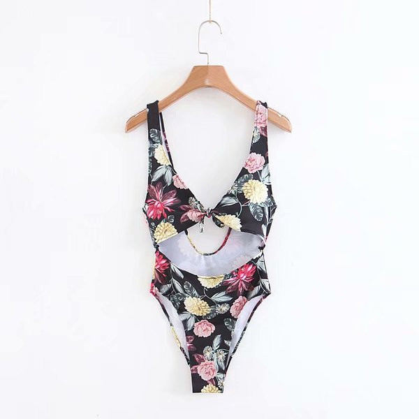 Modern teljes fürdőruha kivágásokkal és színes mintával