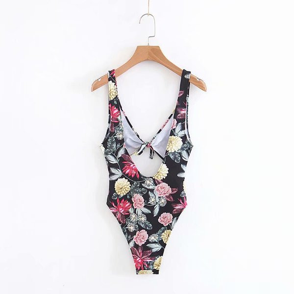 Modern teljes fürdőruha kivágásokkal és színes mintával