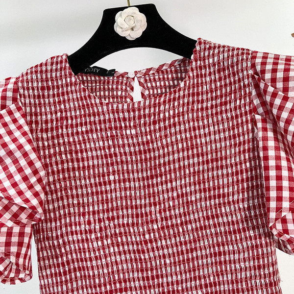 Rochie scurtă în carouri cu mâneci lotus