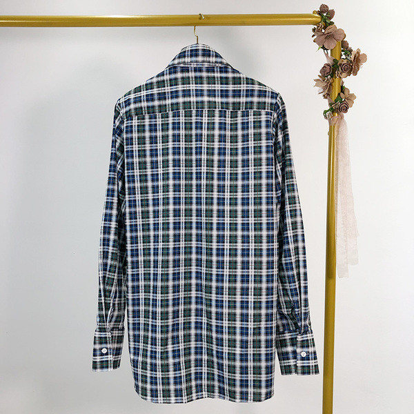 Cămașă de damă în carouri cu decolteu adânc