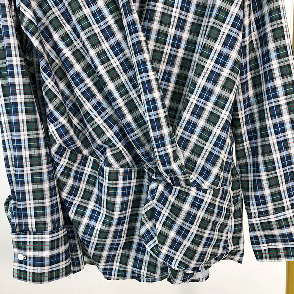 Cămașă de damă în carouri cu decolteu adânc