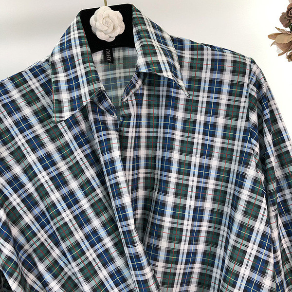 Cămașă de damă în carouri cu decolteu adânc