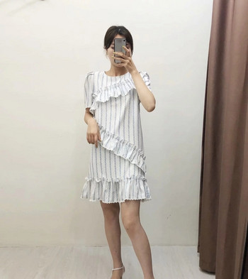 Modern csíkos női ruha O-nyakkal, fehér színben