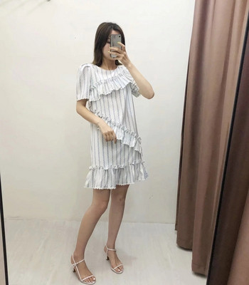 Modern csíkos női ruha O-nyakkal, fehér színben