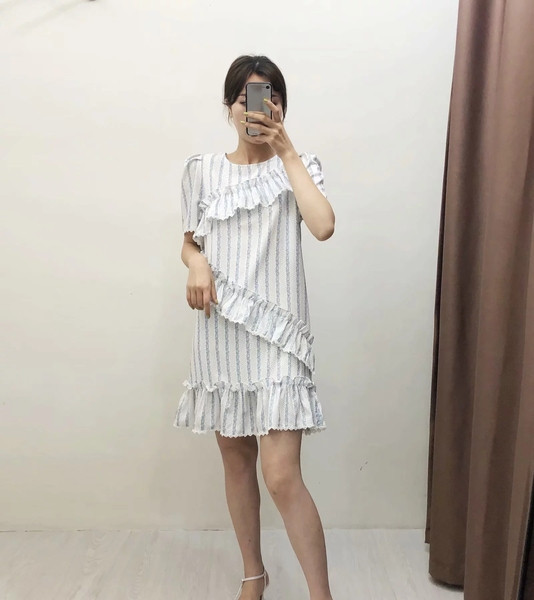 Modern csíkos női ruha O-nyakkal, fehér színben