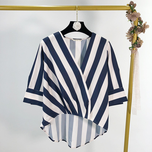 Cămașă de damă cu decolteu în V adânc și mâneci 3/4