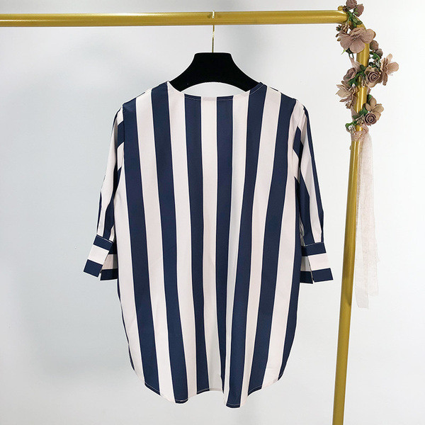 Cămașă de damă cu decolteu în V adânc și mâneci 3/4