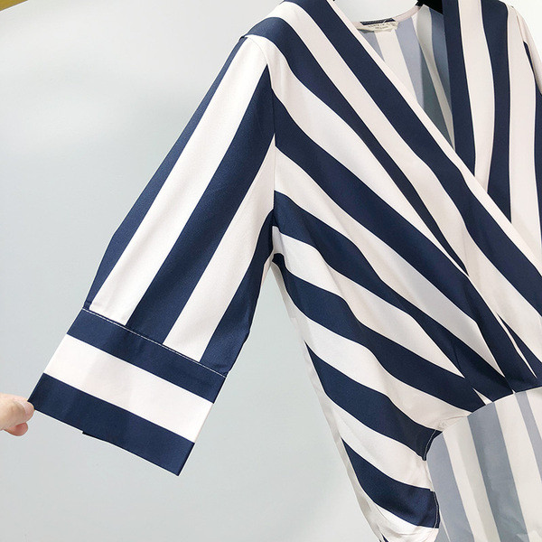 Cămașă de damă cu decolteu în V adânc și mâneci 3/4