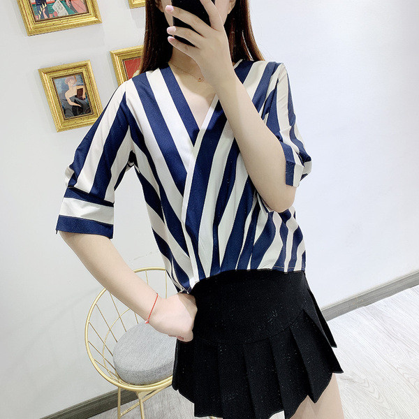 Cămașă de damă cu decolteu în V adânc și mâneci 3/4